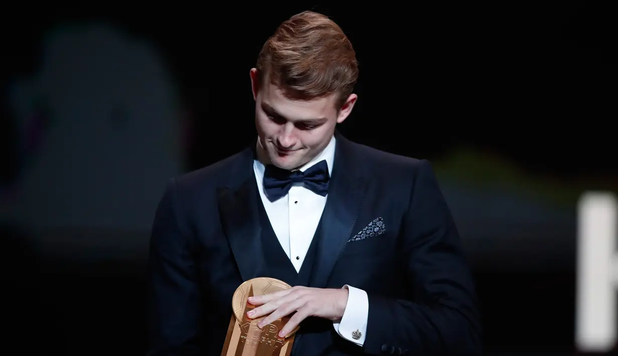 Pemain Juventus Matthijs de Ligt memegang piala Kopa Trophy saat pada malam penghargaan Ballon d'Or 2019 di Chatelet Theatre, Paris, Prancis, Senin (2/12/2019). De Ligt dinobatkan sebagai pemain muda U21 terbaik di dunia. (AP Photo/Francois Mori)