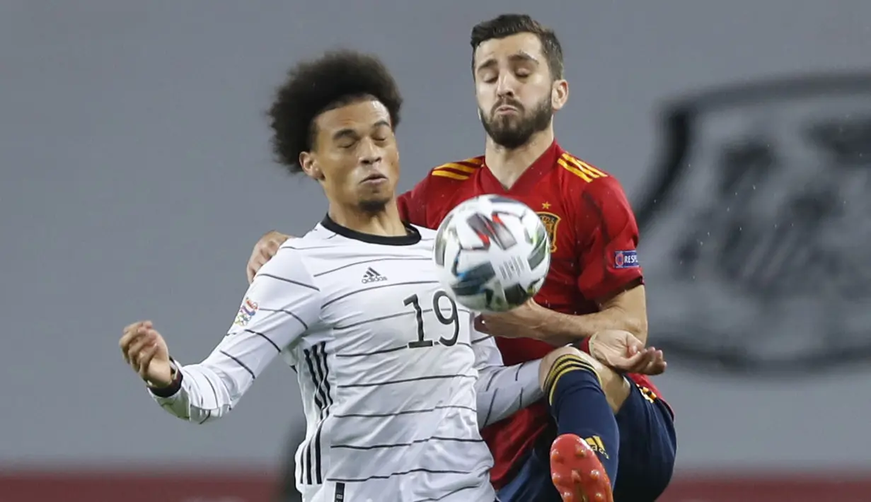 Pemain Jerman, Leroy Sane, berebut bola dengan pemain Spanyol, Luis Gaya, pada laga UEFA Nations League di di Estadio Olimpico de Sevilla, Rabu (18/11/2020). Spanyol menang dengan skor 6-0. (AP/Miguel Morenatti)
