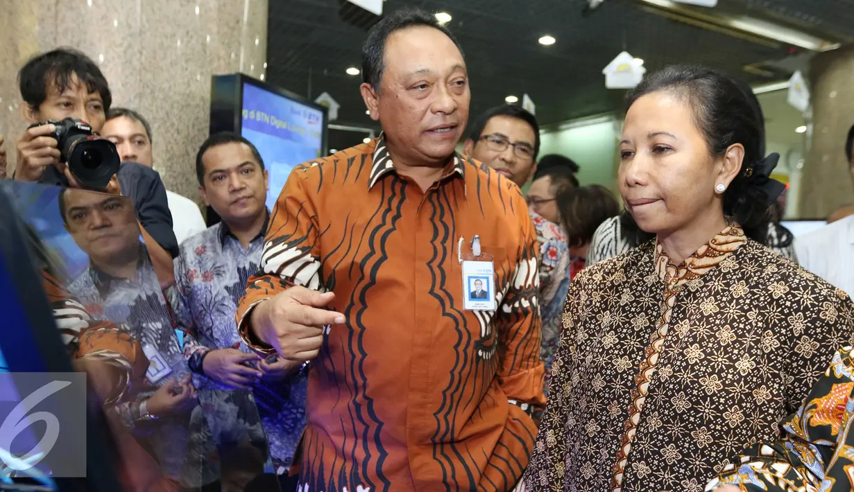 Menteri BUMN Rini M Soemarno menyimak penjelasan Dirut Bank BTN, Maryono saat acara HUT KPR BTN di Menara BTN, di Jakarta Selasa (14/12). Bank BTN menegaskan perannya sebagai Bank yang fokus pada pembiayaan perumahan. (Liputan6.com/Angga Yuniar)