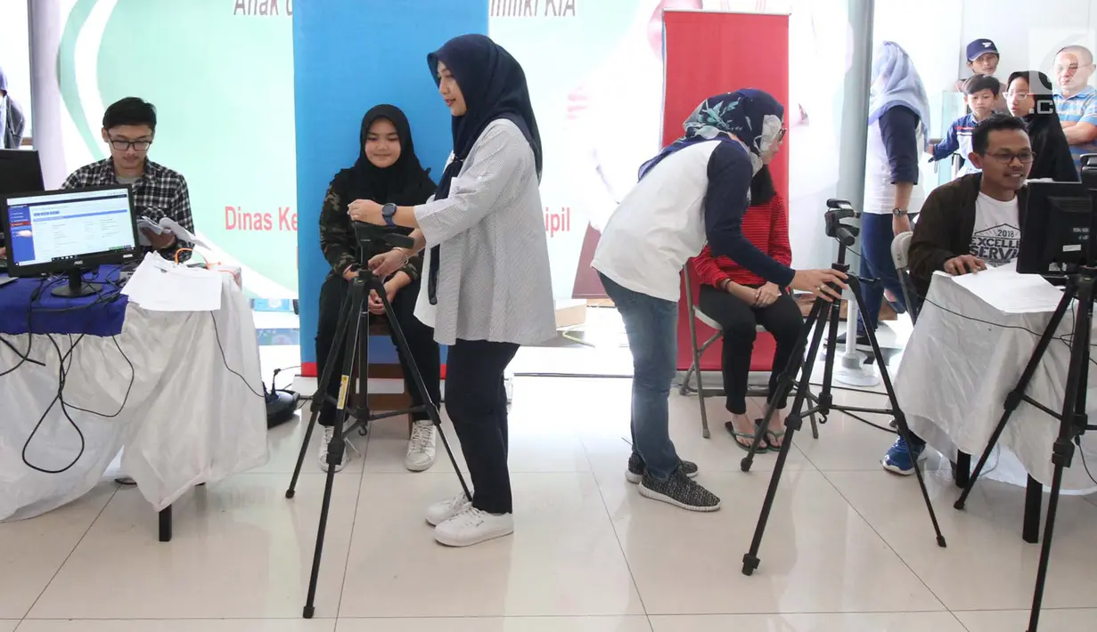 Petugas Disdukcapil Kota Tangerang Selatan melakukan perekaman data untuk pembuatan Kartu Identitas Anak (KIA) di mal Living Wolrd Alam Sutera, Serpong, Senin (17/12). Pusat perbelanjaan ini menggelar pembuatan KIA secara gratis. (Merdeka.com/Arie Basuki)