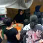 Warga korban banjir di kampung Sejahtera Medan bahu membahu di dapur umum untuk siapkan konsumsi