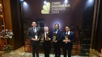 Direktur Utama Pertamina Nicke Widyawati beserta Direktur Subholding Pertamina memperoleh Penghargaan CNBC Indonesia Award 2023 di Ballroom Westin, rabu (13/12). (Foto: Istimewa)