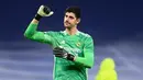 Thibaut Courtois. Kiper yang kini memperkuat Real Madrid ini dahulunya adalah seorang bek kiri. Ia menjadi bek kiri di klub masa kecilnya, Bilzen V.V. Debut sebagai kiper terjadi saat berusia 7 tahun ketika memperkuat Racing Genk. (AFP/Pierre-Philippe Marcou)