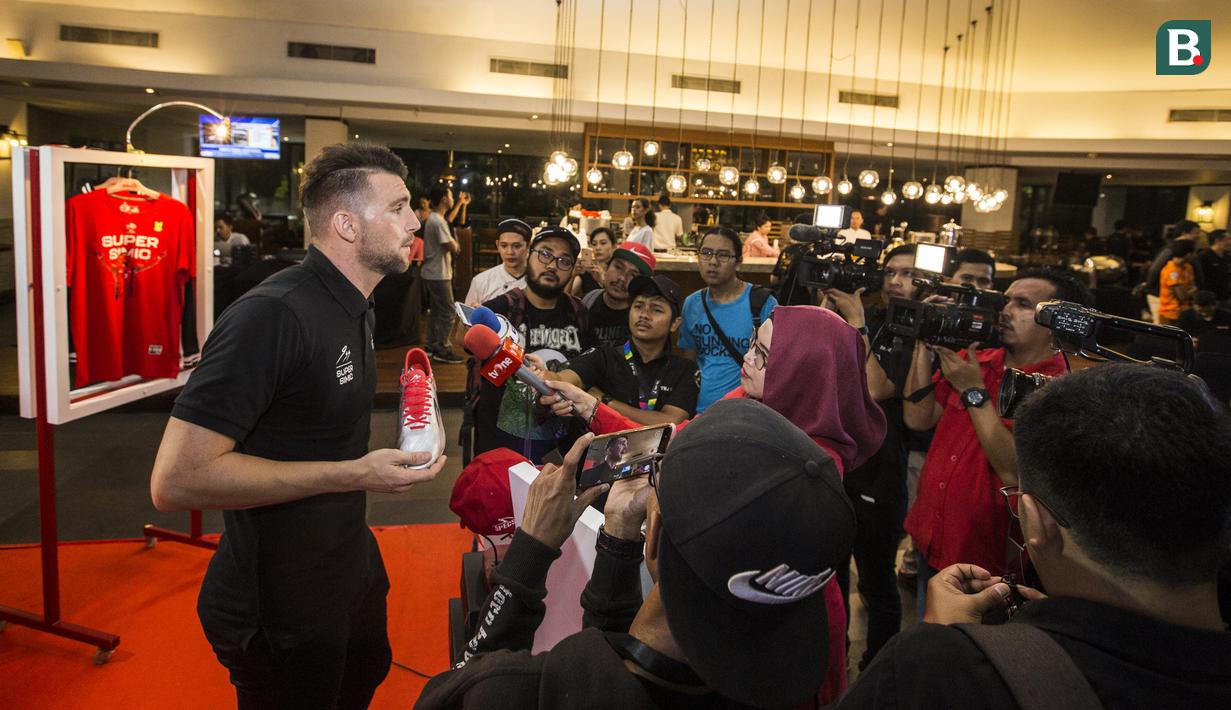 Striker Persija Jakarta, Marko Simic, menjawab pertanyaan saat peluncuran sepatu Specs di Restoran Terrace, Jakarta, Senin (4/6/2018). Specs meluncurkan Special Edition Illuzion '9SS Simic Edition'. (Bola.com/Vitalis Yogi Trisna)