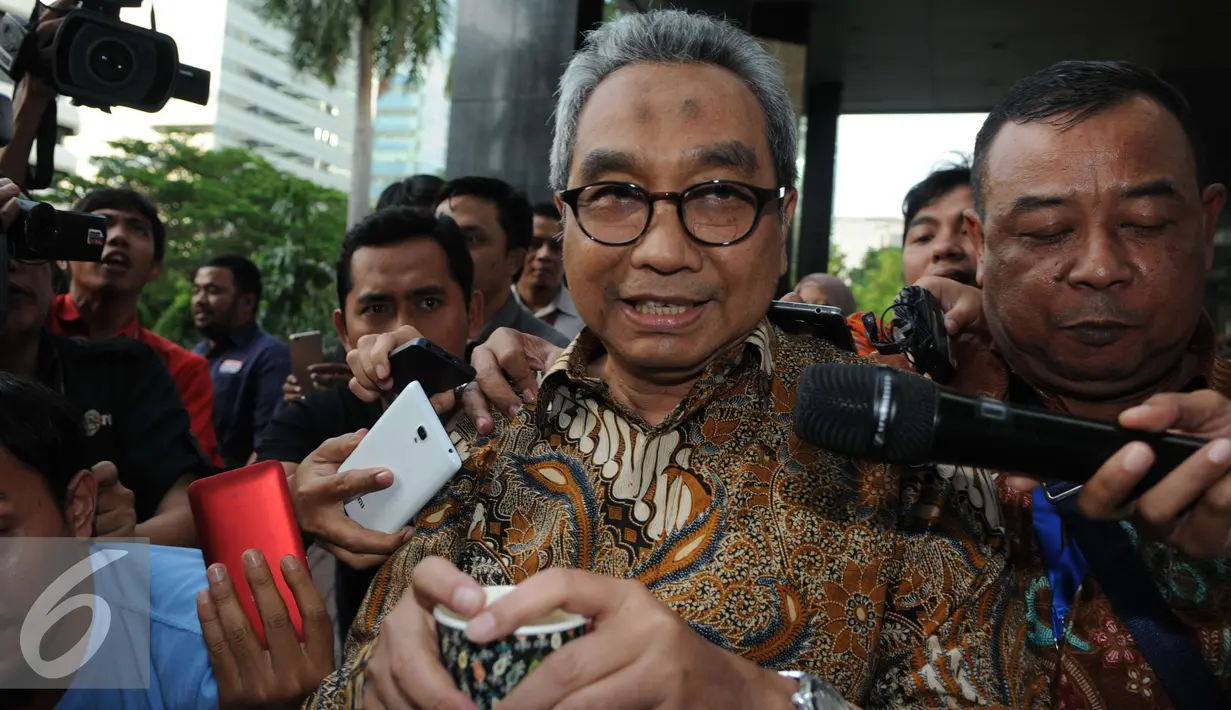 Sekjen Kemen PURP, Taufik Widjoyono usai menjalani pemeriksaan KPK, Jakarta, Jumat, (9/12). Taufik enggan menanggapi pertanyaan wartawan dan berlalu ke mobil yang menjemputnya. (Liputan6.com/Helmi Afandi)