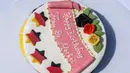 Sebuah kue ulang tahun disiapkan sehari jelang ulang tahun, Dr. Angela Dorothea Merkel (Kanselir Jerman), (16/7/2014). (AFP PHOTO/Clemens Bilan)