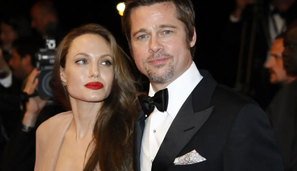 Hubungan Angelina Jolie dan Brad Pitt belum lama ini dikabarkan membaik, meskipun bukan berarti rujuk. Namun kabar terbaru menyiarkan Jolie kembali melarang keenam buah hati bertemu ayahnya. (AFP/Bintang.com)