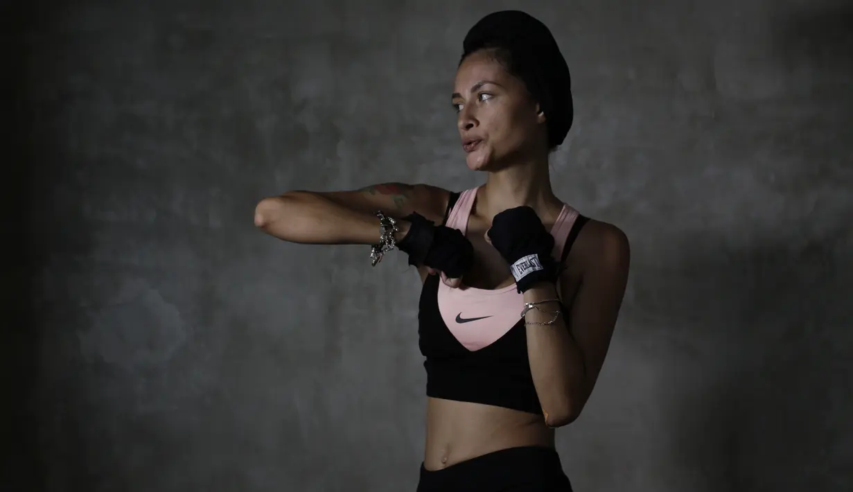 Model dan penyanyi, Rebecca Reijman, berpose usai latihan Muay Thai di rumahnya di Depok, Jawa Barat, Minggu (23/12). Beladiri Muay Thai dipilihnya untuk menjaga kebugaran dan sebagai pertahanan diri. (Bola.com/Vitalis Yogi Trisna)