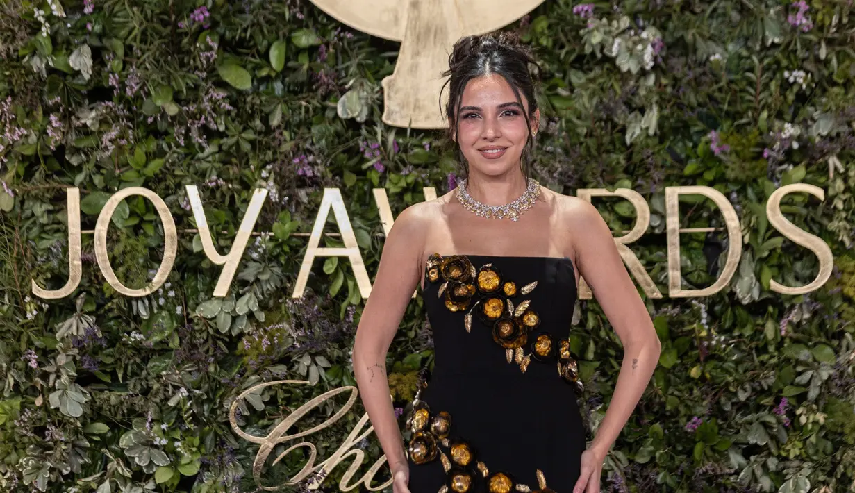 Tak kalah mencuri perhatian, Salma Abu-Deif memukau dengan kalung berlian dan yellow diamond super statement, menampilkan pear-shaped yellow diamond 20.11 carats serta rangkaian berlian dan yellow diamond berkarat besar, dipadukan anting berlian kuning 8.04 carats dan cincin berlian kuning oval 3.12 carats.   [Dok/chopard].