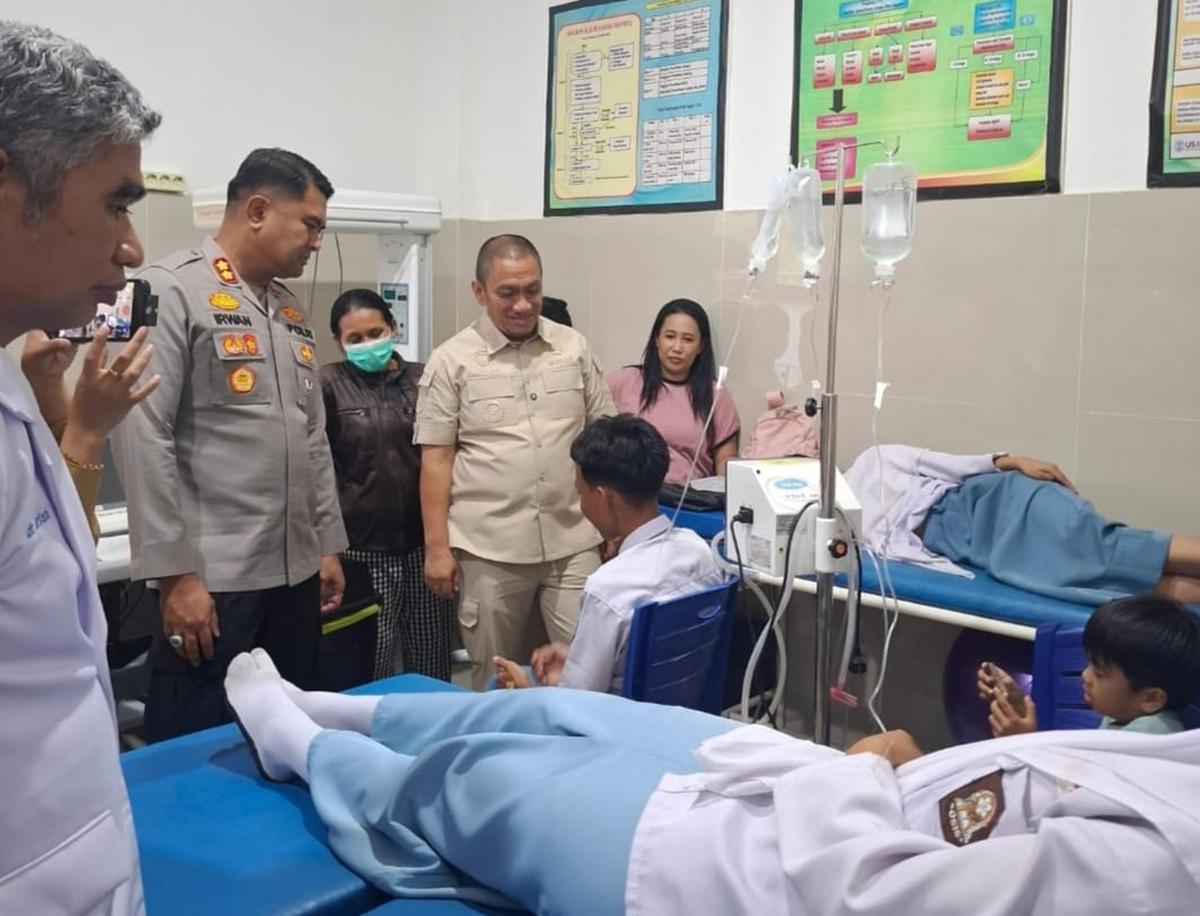 Bupati Lutim Irwan Bachri Syam meninjau murid dan guru yang mengalami keracunan. (merdeka.com/Ihwan Fajar).