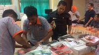 KPU Muara Enim membagikan Alat Peraga Kampanye (APK) dan bahan kampanye ke paslon Pilkada Muara Enim 2018 (Liputan6.com / Nefri Inge)