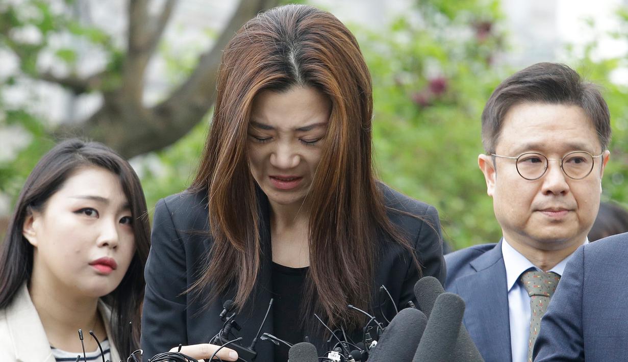 Mantan eksekutif senior Korea Air, Cho Hyun-min dengan kepala tertunduk meminta maaf ketika tiba di kantor polisi Seoul, Selasa (1/5). Cho meminta maaf atas insiden melemparkan minuman di wajah orang pada pertemuan April lalu. (AP/Ahn Young-joon)