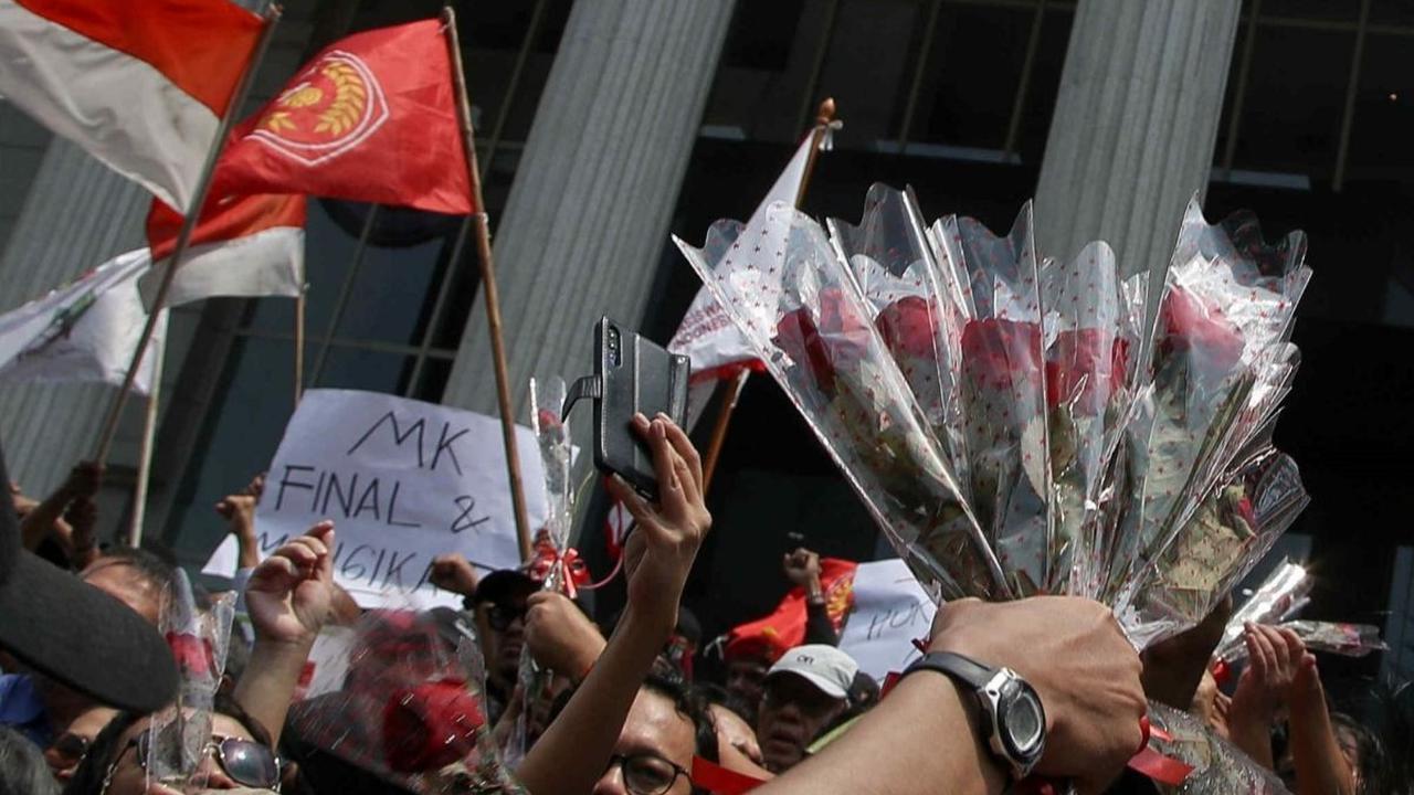 “Dalam tiga hari ini tensi politik Indonesia sangat memprihatinkan, tragedi konstitusional sesungguhnya sedang terjadi. Putusan MK vs Revisi UU oleh DPR telah menjadi problem konstitusional yang serius,” teriak orator di lokasi. Foto: Liputan6.com / 