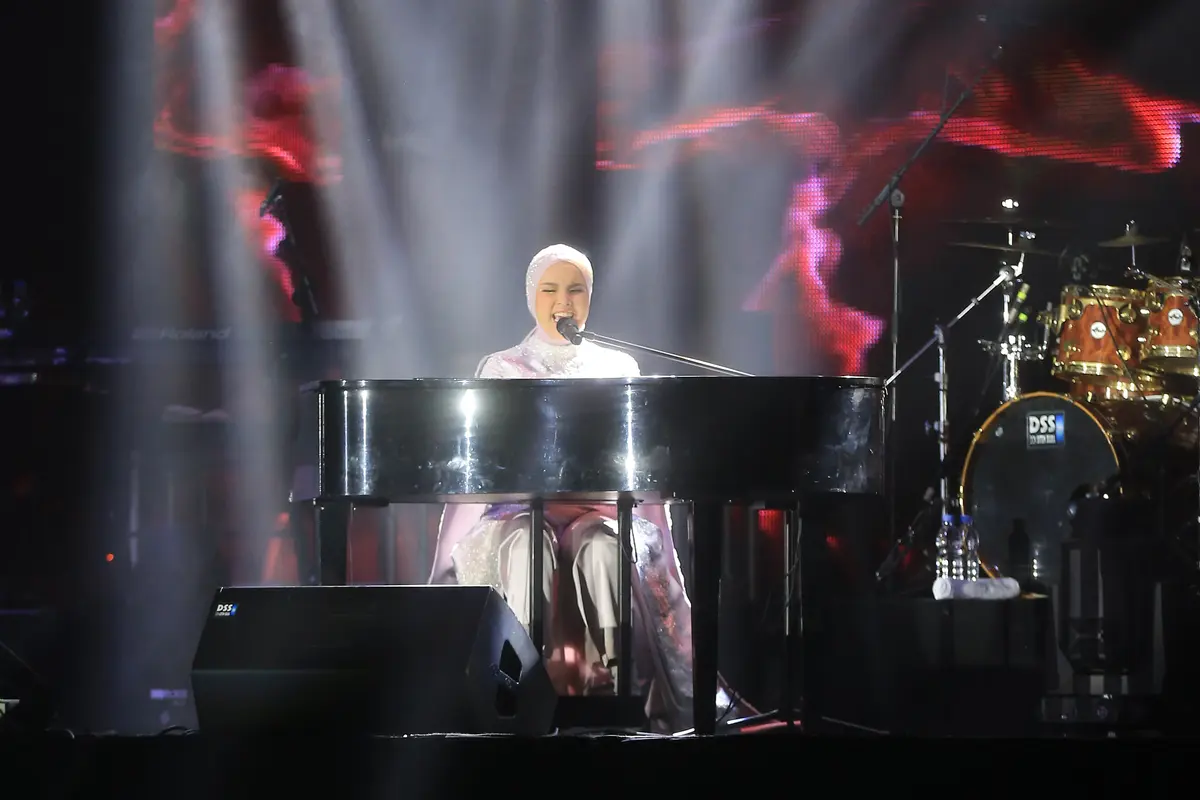 Putri Ariani saat membuka konser Ronan Keating di Jakarta