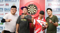 Pemain Darts, Tirta Suparjo (tengah kiri) dan Haji Suwendi berfoto bersama dengan peserta lain saat berkompetisi dalam turnamen Darts National Competition series 2 yang berlangsung di Sedayu City, Jakarta, Minggu (28/04/2024). (Bola.com/Revi Muzaki)