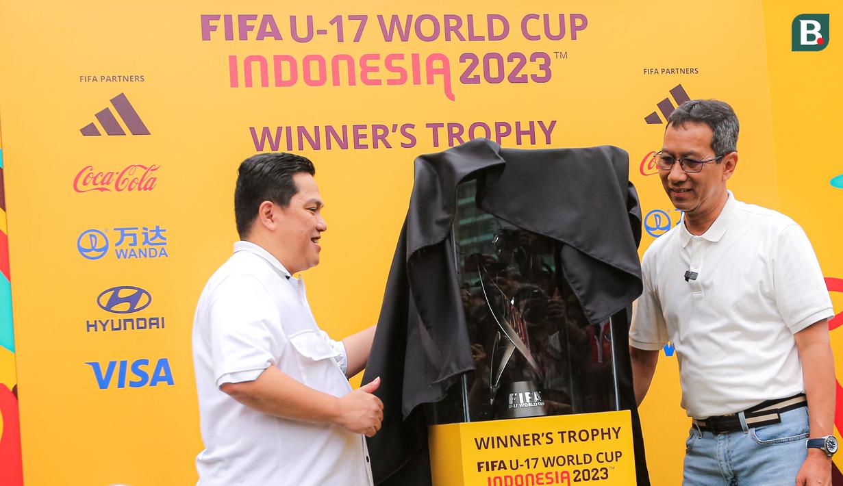 <p>Ketua PSSI, Erick Thohir (kiri), bersama Penjabat (Pj) Gubernur DKI Jakarta, Heru Budi Hartono, memamerkan trofi Piala Dunia U-17 2023 kepada masyarakat di Bundaran Hotel Indonesia (HI), Jakarta, Minggu (15/10/2023). (Bola.com/Bagaskara Lazuardi)</p>