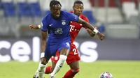 Penyerang Chelsea, Tammy Abraham membawa bola dari kawalan bek Bayern Munchen, David Alaba pada leg kedua babak 16 besar Liga Champions di Allianz Arena, Jerman (8/8/2020). Munchen menang 4-1 atas Chelsea dan melaju ke perempat final dengan aggregat skor 7-1. (AP Photo/Matthias Schrader)