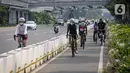Pesepeda melintas di Jalan Jenderal Sudirman, Jakarta, Minggu (6/6/2021). Gubernur DKI Jakarta Anies Baswedan berencana menambah jalur sepeda sepanjang 101 kilometer di Jakarta pada tahun 2021. (Liputan6.com/Faizal Fanani)