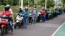 Antrean pengendara motor saat uji emisi gratis di Jakarta Barat, Rabu (13/1/2021). Dinas Lingkungan Hidup DKI Jakarta mengumumkan kendaraan yang tidak mengikuti uji emisi atau tidak lulus uji emisi gas buang akan dikenakan disinsentif tarif parkir yang tinggi dan tilang. (Liputan6.com/Angga Yuniar)