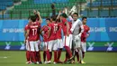 Pemain timnas Indonesia U-23 berkumpul jelang jelang laga melawan Kamboja dalam lanjutan penyisihan Grup A Sea Games 2015 di Stadion Jalan Besar, Singapura, Sabtu (6/6/2015). Indonesia unggul 6-1 atas Kamboja. (Liputan6.com/Helmi Fithriansyah)
