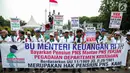 Massa yang tergabung dalam FP3PP membentangkan spanduk saat menggelar aksi di depan Istana Negara, Jakarta, Rabu (25/10). Mereka menuntut pemerintah membayarkan pensiunan PNS Mantan PNS Perjan Pegadaian Depkeu. (Liputan6.com/Faizal Fanani)