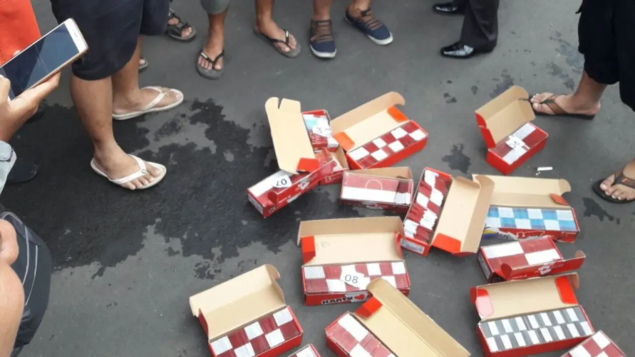 Pemilik Konter HP Buang Puluhan Dus Kartu SIM Perdana