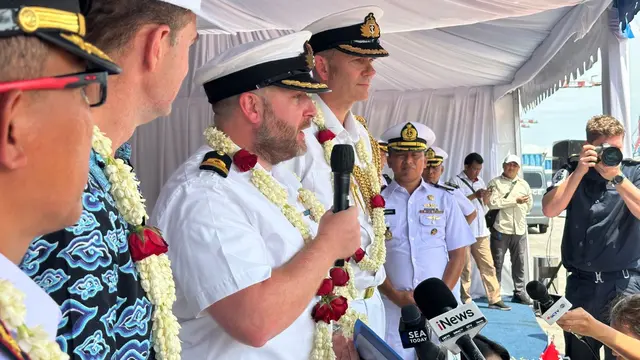 Kapten kapal HMS Spey Commanding Officer Paul Caddy dalam upacara penyambutan HMS Spey di Pelabuhan Tanjong Priok, Jakarta, Rabu (15/1/2025). (Liputan6.com/Benedikta Miranti)