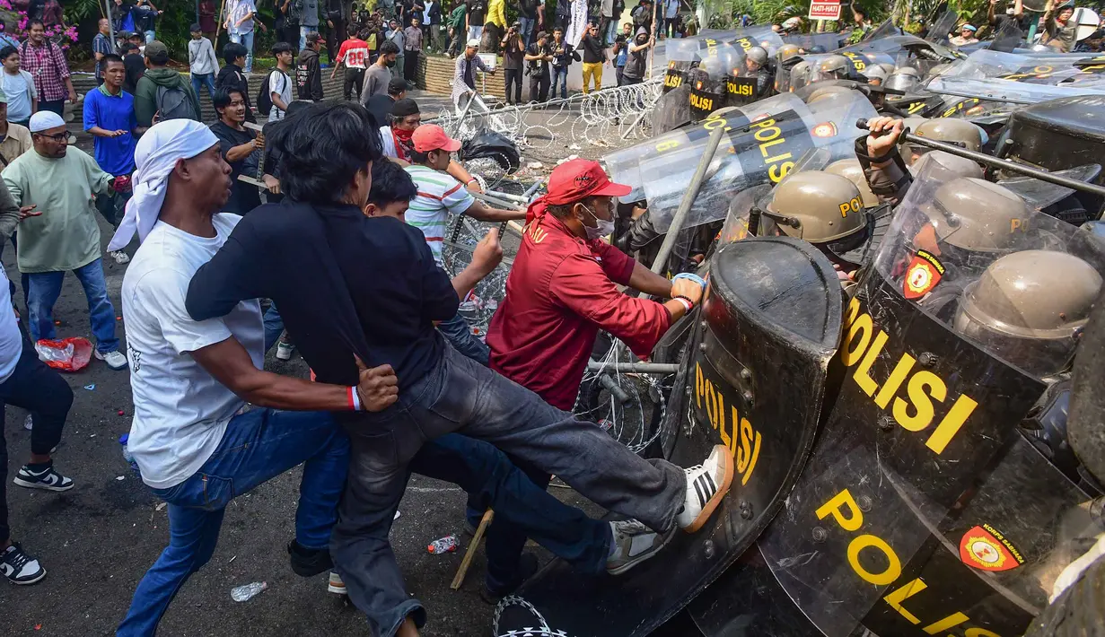 Massa yang menolak eksekusi lahan Hotel Sultan terlibat bentrok dengan petugas pengamanan gabungan di kawasan Gelora Bung Karno (GBK), Jakarta, Kamis (18/6/2026). (merdeka.com/Arie Basuki)