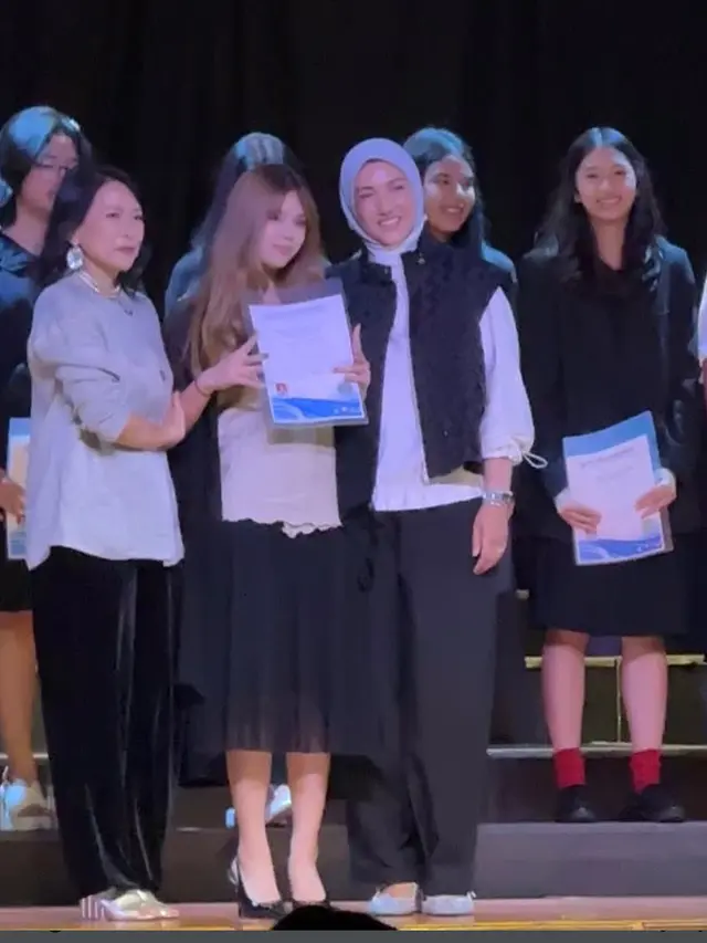 Shafeea Ahmad saat Wisuda Kelulusan SMP tampil serba hitam. [@mulanjameela1]