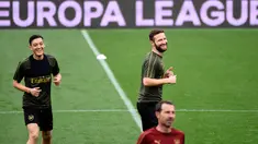 Gelandang Arsenal asal Jerman, Mesut Ozil (kanan) dan bek Shkodran Mustafi melakukan pemanasan selama sesi latihan tim di stadion Mestalla di Valencia, Spanyol (8/5/2019). Arsenal akan bertanding melawan Valencia pada leg kedua babak semifinal Liga Europa di Mestalla. (AFP Photo/Jose Jordan)