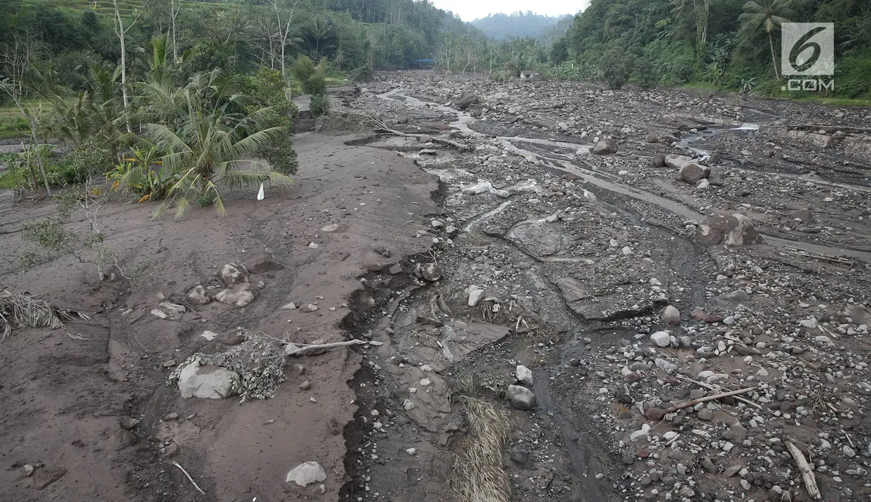 Material lahar dingin menutupi sawah dan Sungai Yeh Sah di Karangasem, Bali, Rabu (6/12). Banyaknya material Gunung Agung serta hujan deras menyebabkan lebar banjir lahar dingin semakin meluas dan merusak sawah warga. (Liputan6.com/Immanuel Antonius)