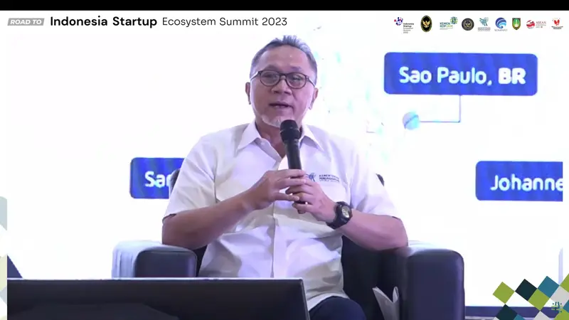 Menteri Perdagangan (Mendag) Zulkifli Hasan dalam diskusi Road to Indonesia Startup Ecosystem Summit (ISES 2023) di Solo, Jumat (11/8/2023). Mendag mengatakan banyak jalan yang dapat pilih UMKM untuk mengembangkan usahanya baik.