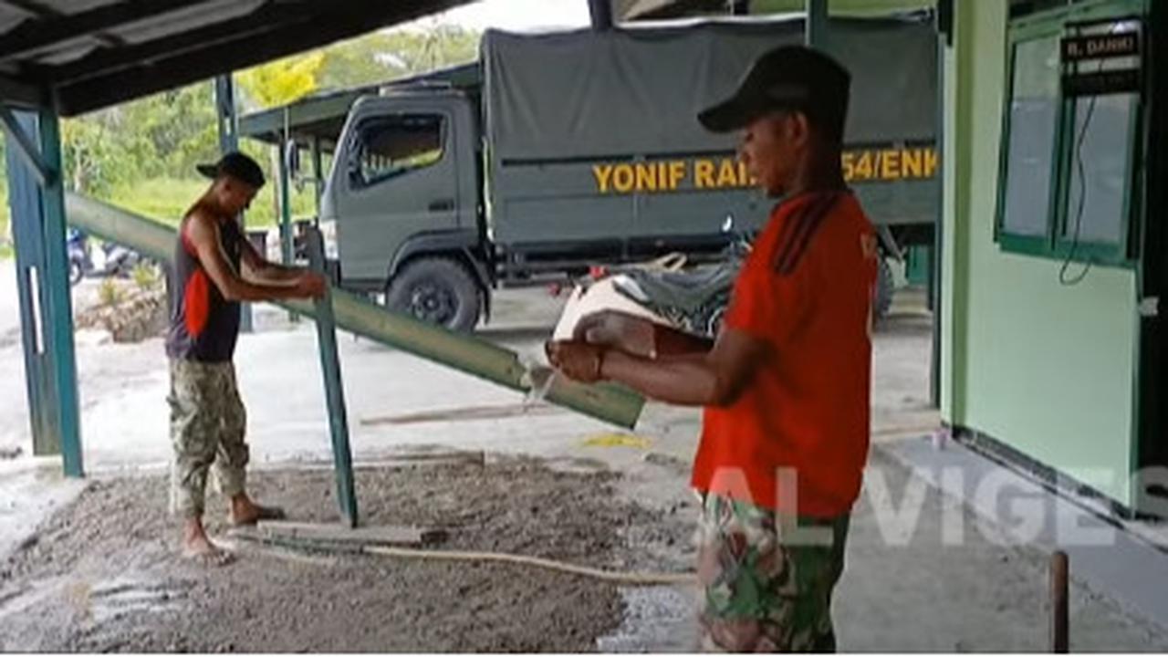 Selain Lihai dalam Perang, Prajurit TNI AD Ini Piawai Bikin Adukan Semen Pasang Keramik