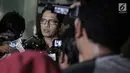 Juru bicara KPK, Febri Diansyah memberikan keterangan kepada awak media di Gedung KPK, Kamis (17/11). Febri mengatakan akan akan mendalami lebih lanjut kronologis kecelakaan yang menimpa tersangka kasus e-KTP itu. (Liputan6.com/Faizal Fanani)