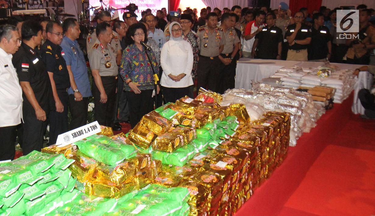 Menteri Kesehatan Nila F Moeloek didampingi Kapolri Jenderal Tito Karnavian memberi keterangan saat saat pemusnahan narkoba di Garbage Plant, Bandara Soekarno-Hatta, Tangerang, Selasa (15/08). (Liputan6.com/Helmi Afandi)