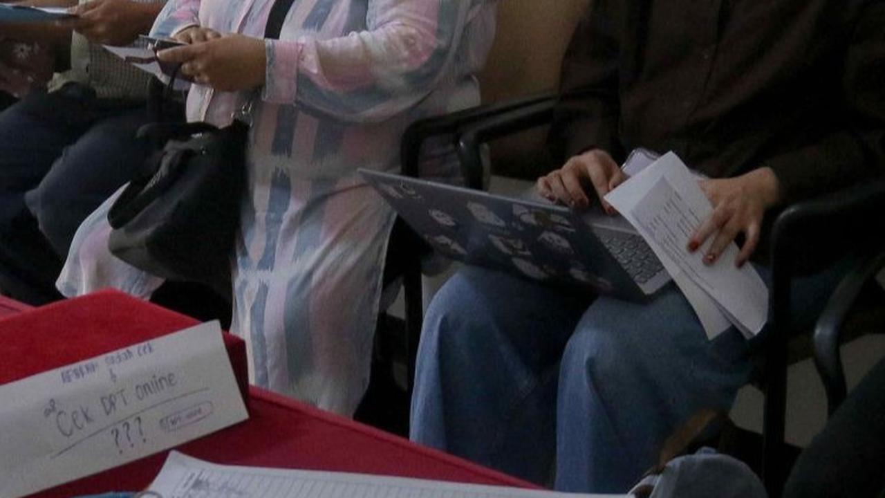 Suasana mengantre warga saat mengurus pindah memilih di Komisi Pemilihan Umum (KPU) Jakarta Selatan, Rabu, (7/2/2024). Foto: Liputan6.com / Herman Zakharia