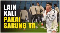 Berita video wajah bintang Real Madrid, Jude Bellingham tampak memerah dan malu saat berhasil di-nutmeg Thibaut Courtois dalam sesi latihan Real Madrid. Besok-besok coba pakai sarung ya.