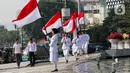 Sejumlah pasukan pengibar bendera (Paskibra) berbaris membawa bendera Merah Putih di Bundaran Hotel Indonesia (HI), Jakarta, Kamis (15/8/2024). (Liputan6.com/Herman Zakharia)