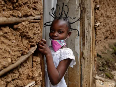 Jane Mbone (7) setelah rambutnya ditata dengan model yang terinsprasi dari corona Covid-19 oleh Mama Brayo Beauty Salon di daerah kumuh Kibera, Nairobi, 3 Mei 2020. Corona telah menghidupkan kembali gaya rambut di Afrika Timur yang memiliki lonjakan kepang bentuk khas virus. (AP/Brian Inganga, File)