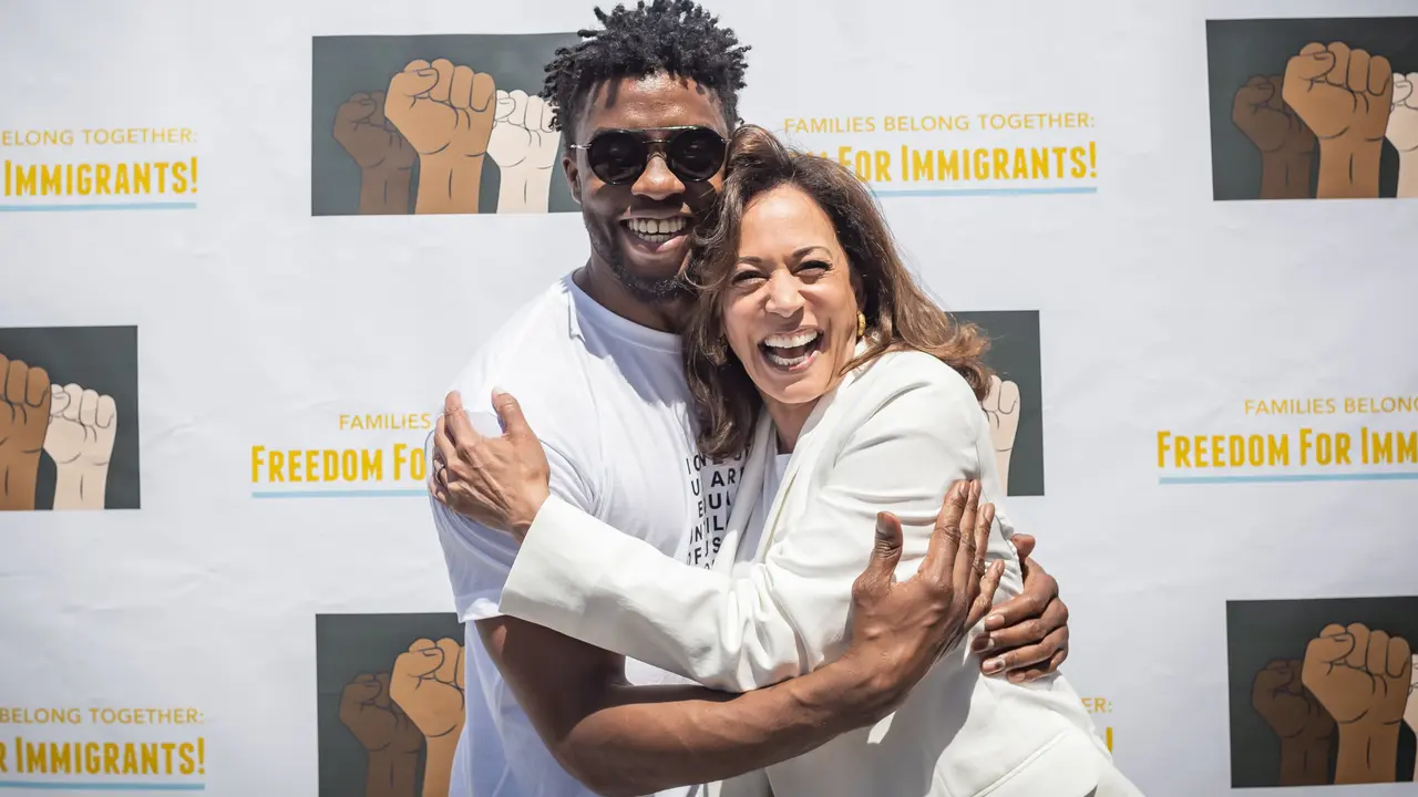 Aktor Chadwick Boseman berpelukan dengan calon wakil presiden Kamala Harris.