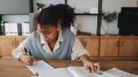 Ilustrasi menulis, belajar, kalimat majemuk setara. (Foto oleh Polina Tankilevitch: https://www.pexels.com/id-id/foto/wanita-buku-catatan-pena-penulisan-6929268/)