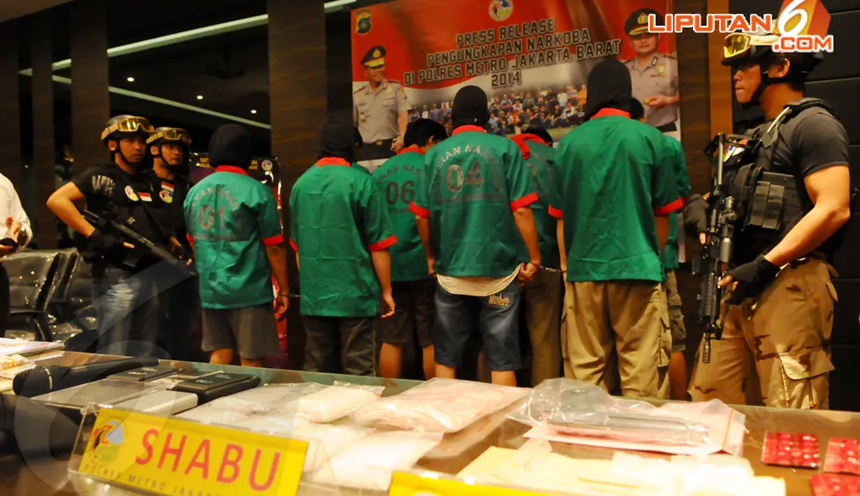 Kepolisian Resort Jakarta Barat kembali mengungkap peredaran narkoba, Senin (21/4/2014). (Liputan6.com/Andrian M Tunay)