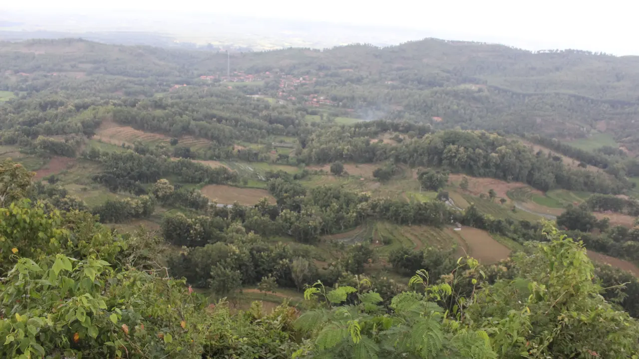 Bukit Pencu, salah satu tempat wisata alam populer yang terletak di jajaran Pegunungan Kendeng.