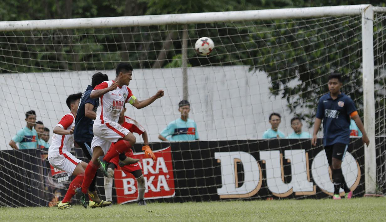 Pemain UMM duel udara dengan pemain STIMED Nusa Palapa pada laga Torabika Cup 2017 di Stadion Cakrawala, Malang, Rabu (22/11/2017). UMM Imbang 2-2 dengan STIMED Nusa Palapa. (Bola.com/M Iqbal Ichsan)