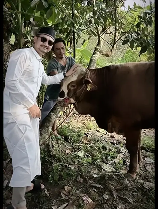 Angga dan istri barunya juga tampak ke tempat pemotongan hewan kurban. Tahun ini, Angga kurban sapi. "Alhamdulillah," tulis Angga sebagai keterangan video singkatnya. [Instagram/anggawijaya88]