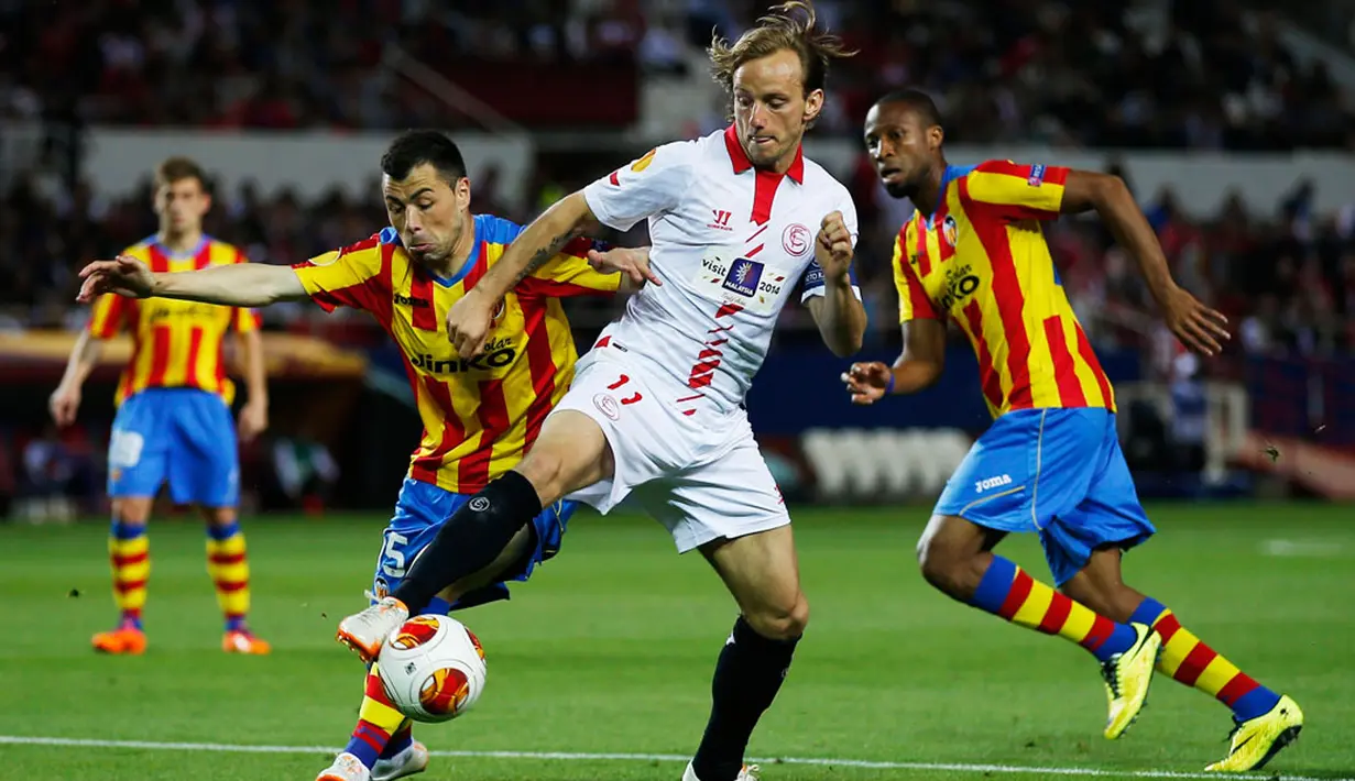 Gelandang bertahan Valencia, Javier Fuego (kedua dari kiri) berusaha merebut bola yang dikuasai Ivan Rakitic (Sevilla) Feghouli di laga pertama semifinal Liga Europa di Seville, (25/4/2014). (REUTERS/Marcelo del Pozo)