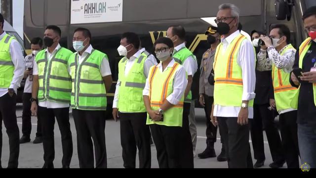 Menlu Retno Marsudi dan Wamenhan menerima kedatangan WNI yang dievakuasi dari Ukraina.