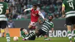 Pemain Arsenal, Reiss Nelson (tengah) berusaha melewati pemain Sporting CP pada laga leg pertama Liga Europa 2022/2023 di Jose Alvalade Stadium, Lisbon, Jumat (10/03/2023) dini hari WIB. Laga berakhir dengan skor imbang 2-2. (AP Photo/Armando Franca)