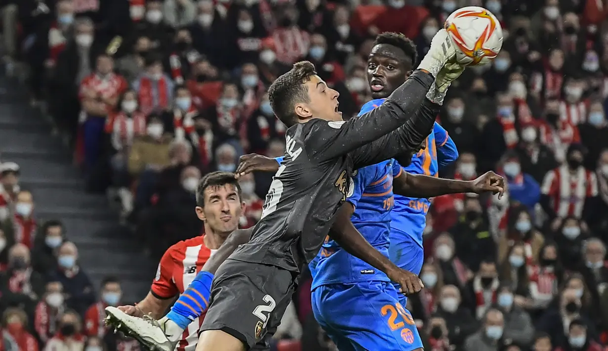 Kiper Athletic Bilbao, Julen Agirrezabala menangkap bola saat bertanding melawan Valencia pada pertandingan leg pertama semifinal Copa del Rey di stadion San Mames di Bilbao, Spanyol, Jumat (11/2/2022). Athletic Bilbao bermain imbang atas Valencia 1-1. (AP Photo/Alvaro Barrientos)