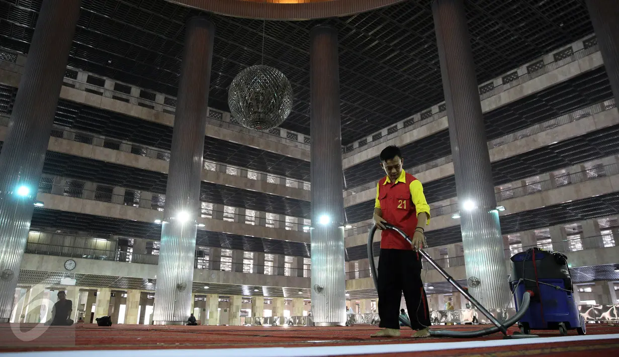 Pekerja sedang membersihkan karpet untuk penyelenggaraan Shalat Idul Adha di Masjid Istiqlal, Jakarta, Rabu (23/9/2015). Pemerintah menetapkan Idul Adha 10 Zulhijah 1436 Hijriah pada Kamis 24 September 2015. (Liputan6.com/Faizal Fanani)